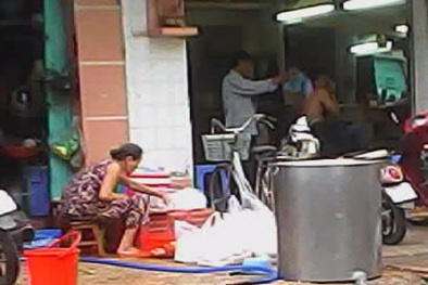Tay bẩn vẫn vô tư làm mứt Tết